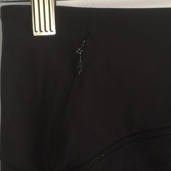 Lululemon Sole Training Crop Black Dot Mesh Panel Pocket - Picture 5 of 7